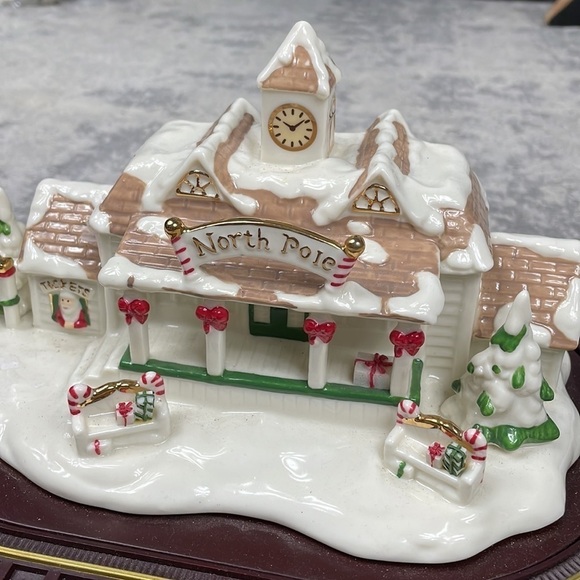 Vintage 2002 Avon Holiday Express North Pole Train Station Musical Christmas - Picture 4 of 12